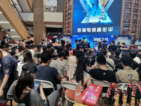 苏宁荣耀杯电竞挑战赛，上海五角场苏宁易购掀起电竞热