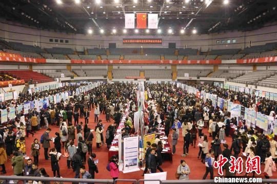 山东大学2019届毕业生秋季就业双选会在济南举行。　朱帅宇 摄