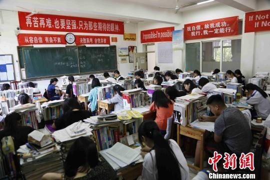 图为高三学生在上课。(资料图) 沙见龙 摄