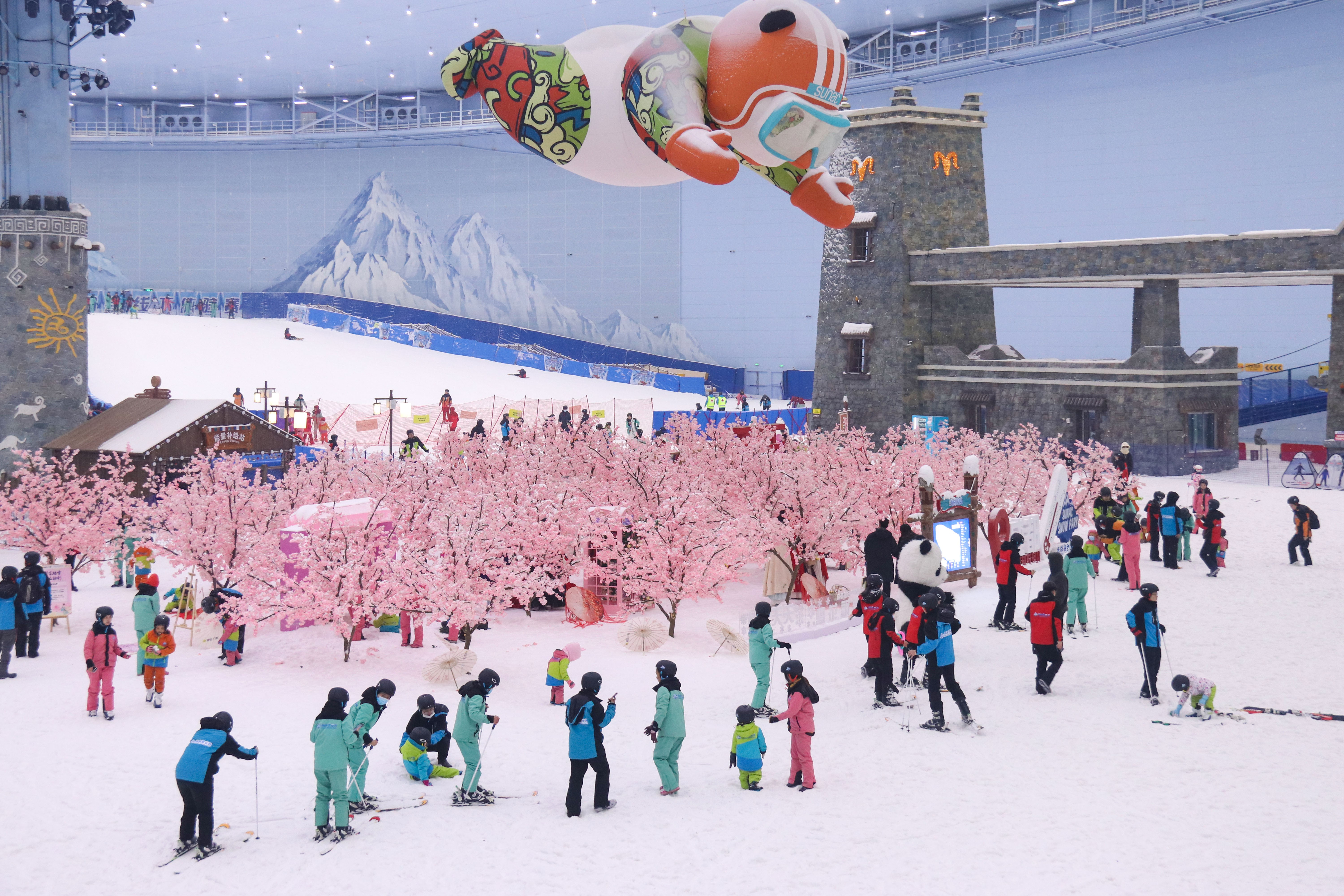 桃花源中嬉冰雪!成都融创雪世界开启"冠军滑雪教练免费公开课"