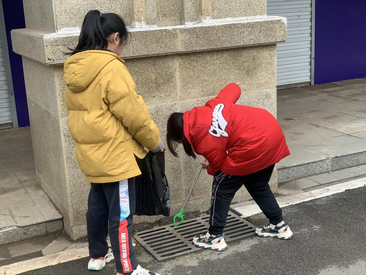 东瑞社区大同瑞致小学开展捡垃圾环保公益活动