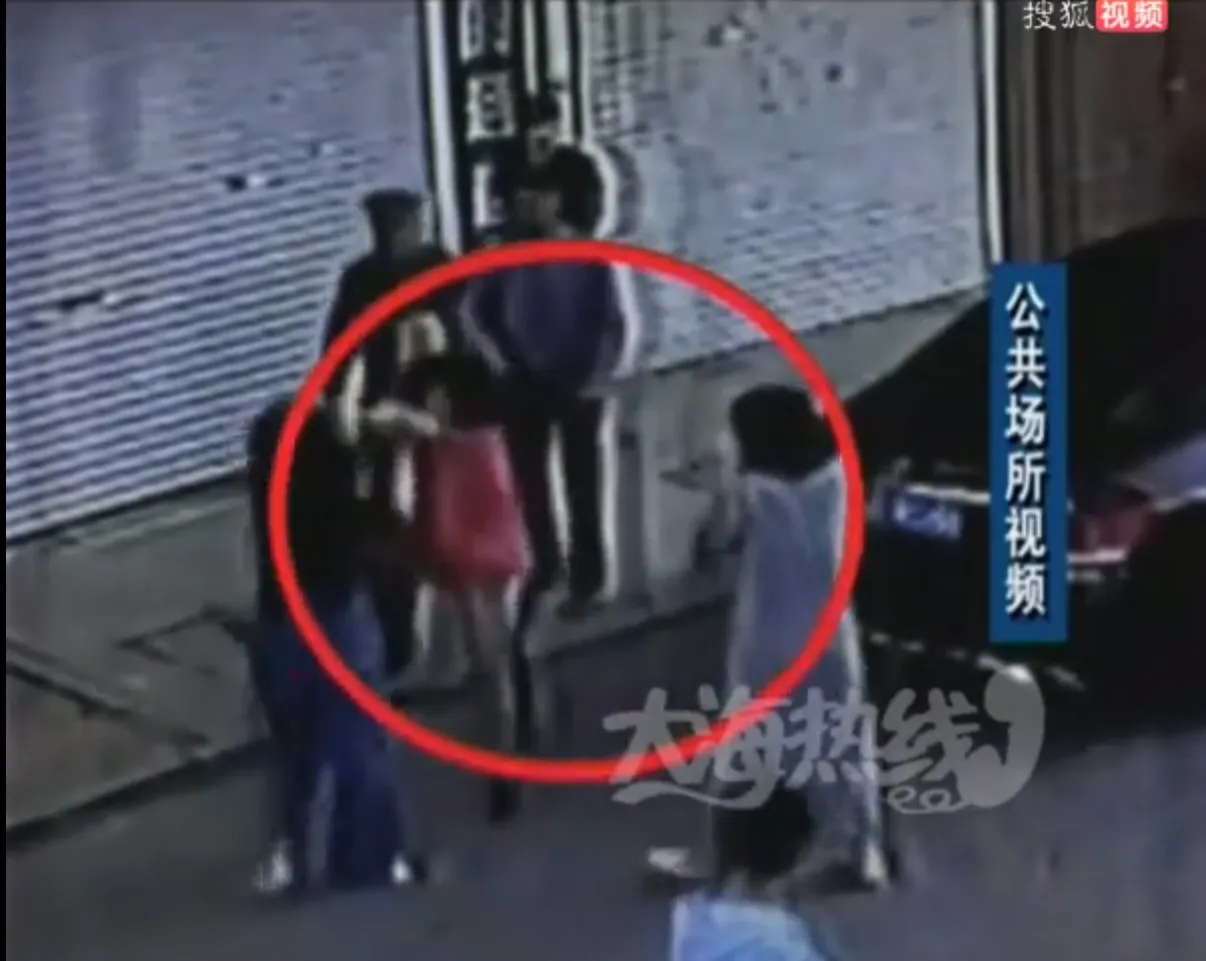 辽宁东港市民乱停车引冲突 受伤谁之过?