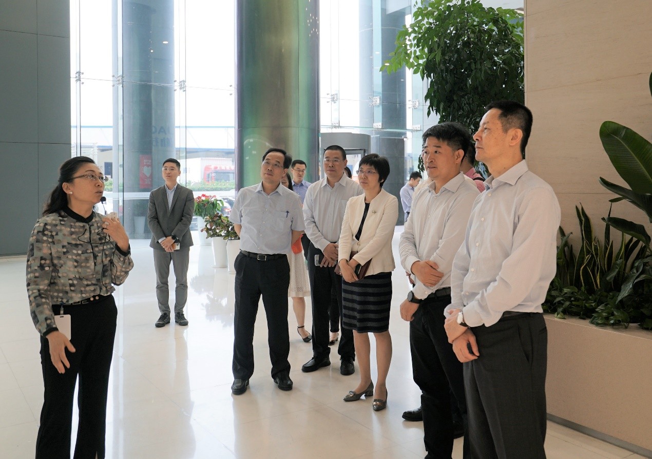 上海市委常委、副市长吴清一行莅临华勤技术调研指导