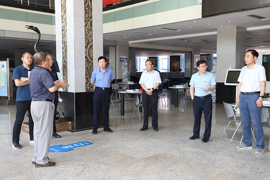 西安翻译学院执行董事崔智林带队开展暑假前校园安全检查工作