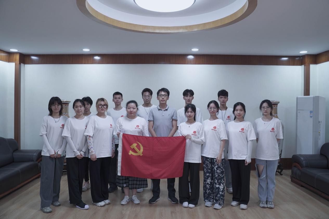 广外艺南粤党旗红实践队在暑期社会实践中传承红色基因，打造“行政的思政课”