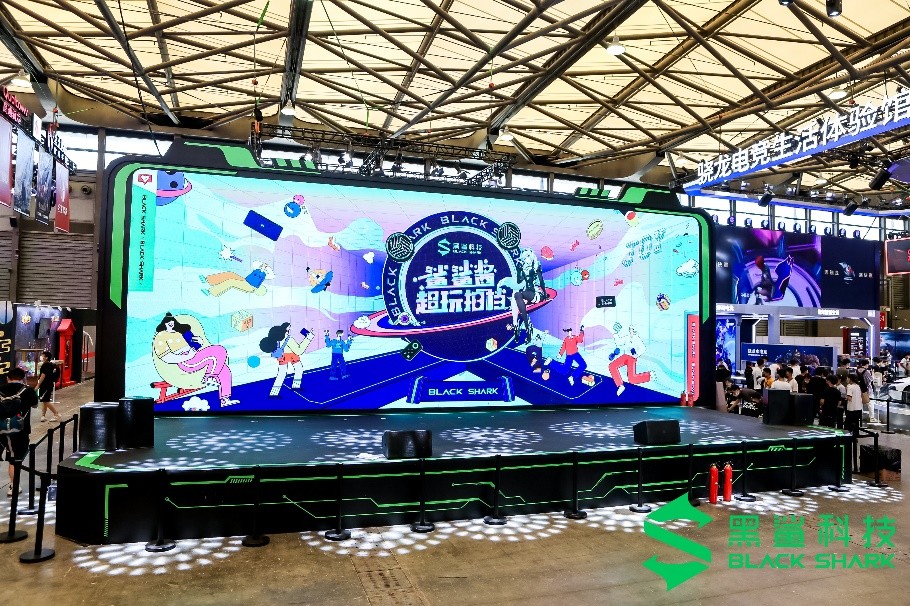 黑鲨参展2021 ChinaJoy 鲨鲨酱破壁现身与玩家亲密互动