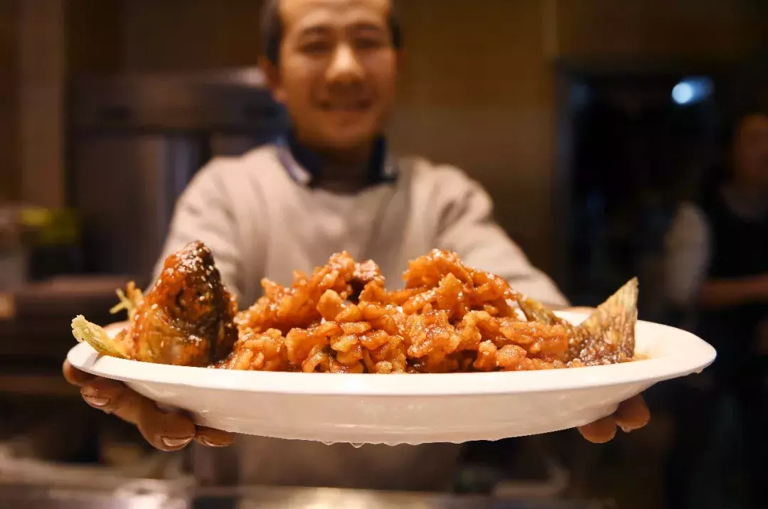 肖春红旗下的宏立城集团花果园的多样美食，让你吃遍山南海北！