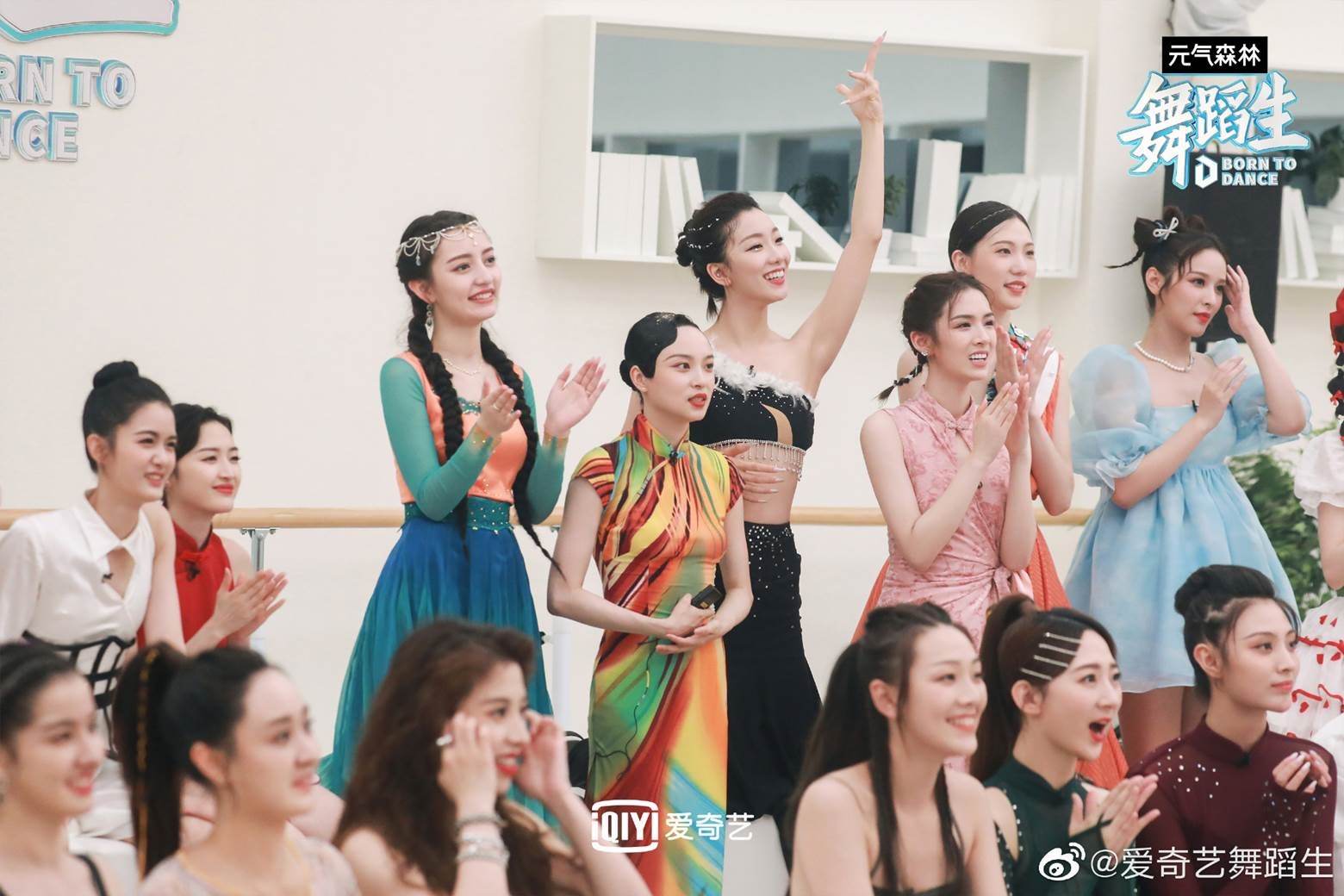 这些女孩在《舞蹈生》里的专注与坚持，映照了这届年轻人的风貌