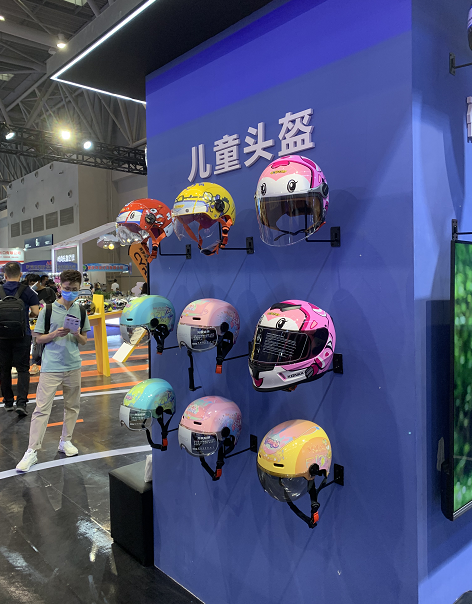 直击现场！康佳AI 智能头盔亮相2021摩博会 ——巨型头盔成网红打卡胜地