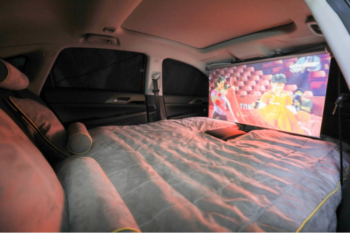 把小鹏P5车上的私人影院搬到卧室用是怎样的体验？