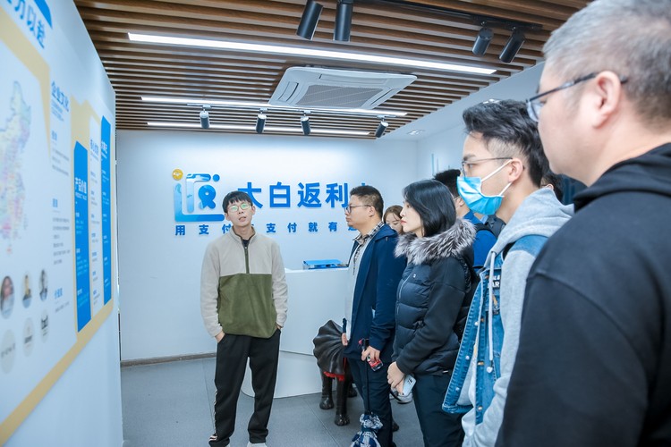 第七届中国杭州大学生创业大赛四百强项目代表于创业服务季参观大白返利卡