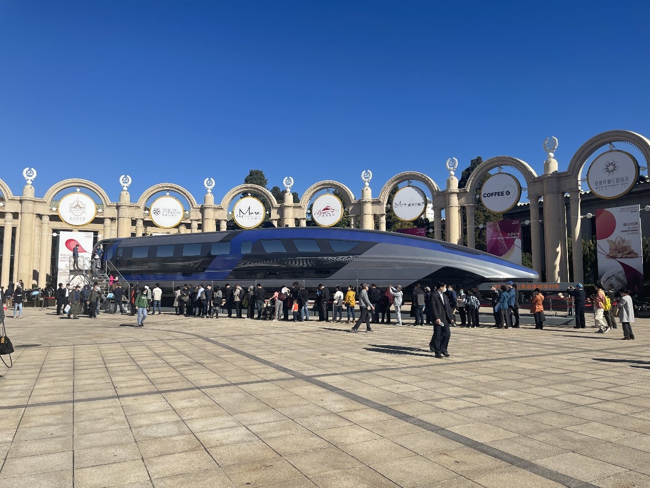 这架时速600公里高速磁悬浮列车 搭载着柔宇柔性屏“驶入”北京