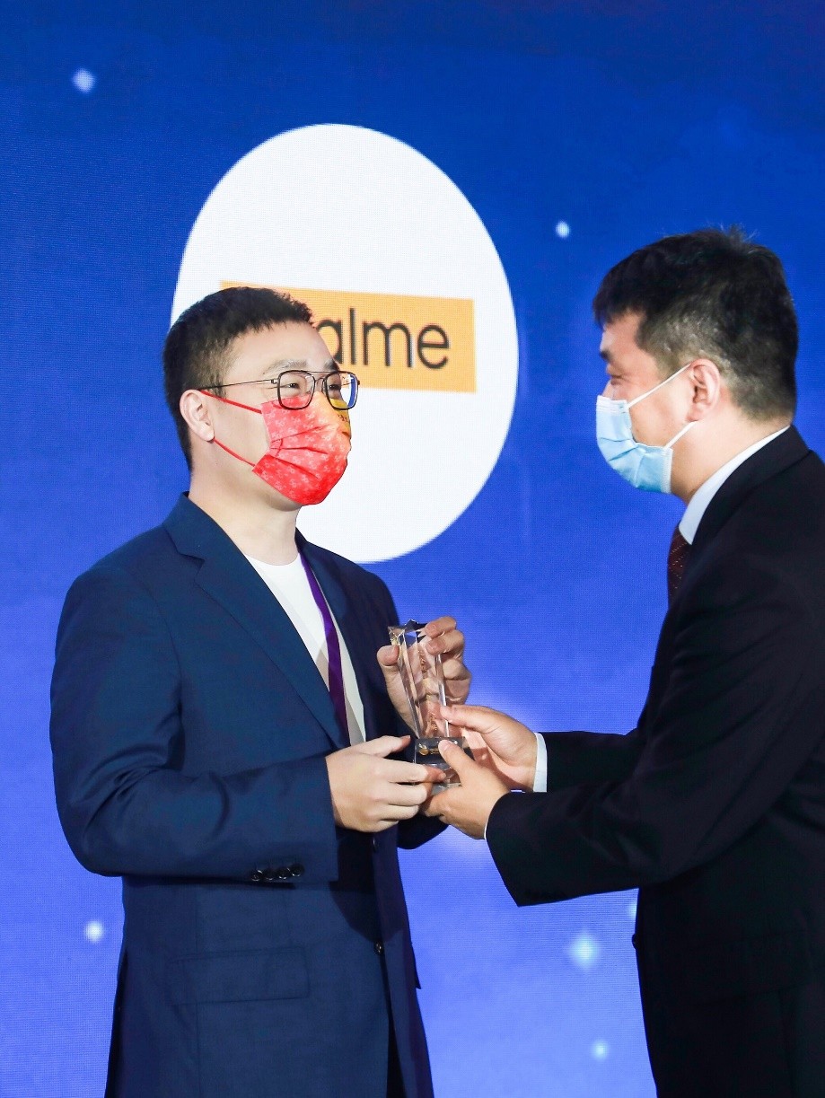 realme荣获中国移动“2021年度泛全联盟最佳合作伙伴奖”