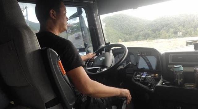 杨嫂也是一名大货车司机,他们的缘分和车紧密相连.