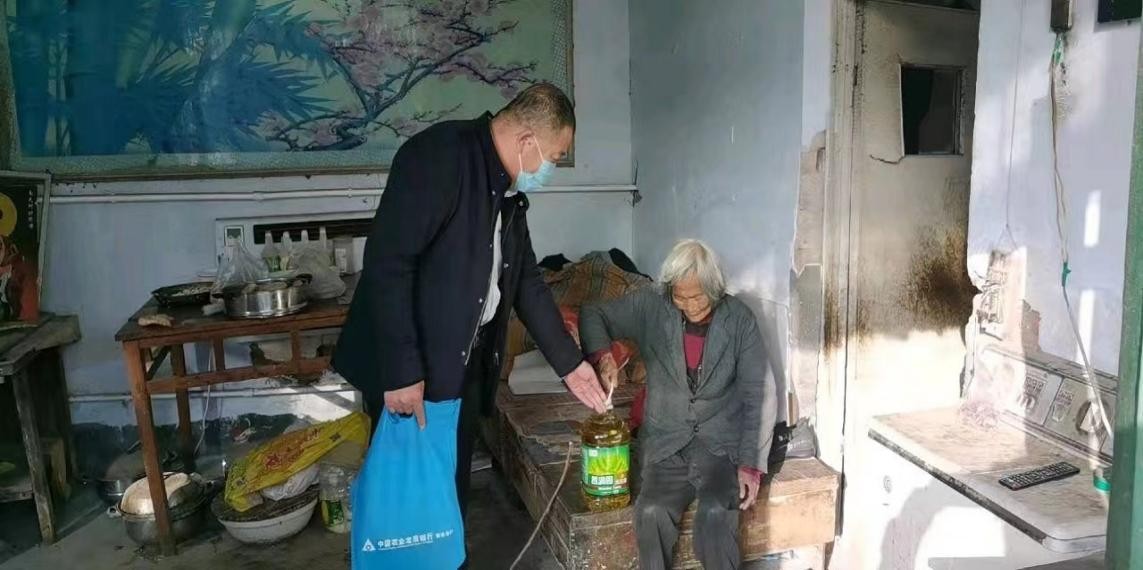 中国农业发展银行景县支行扶贫小组帮扶责任人入户走访