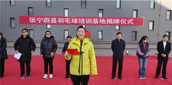 奥运冠军张宁在蔚县益海小学设羽球培训基地，为当地特产代言