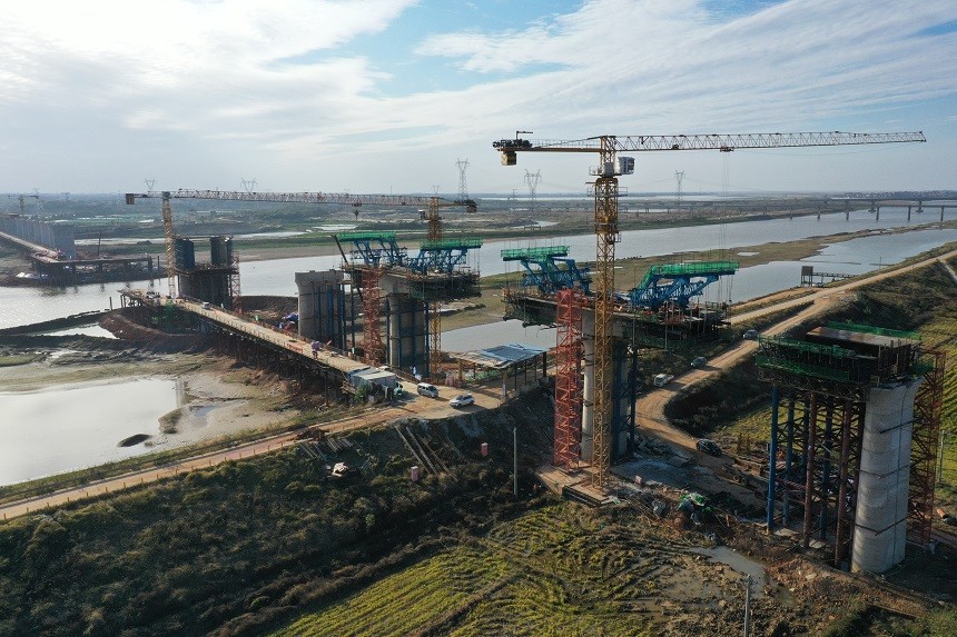 这是正在施工的信江西支特大桥位于信江西支东岸的56米连续梁 王斌 摄.jpg