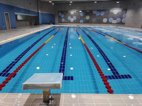 青岛游泳中心为恒温泳池，配套广州千叶空气能恒温除湿热泵