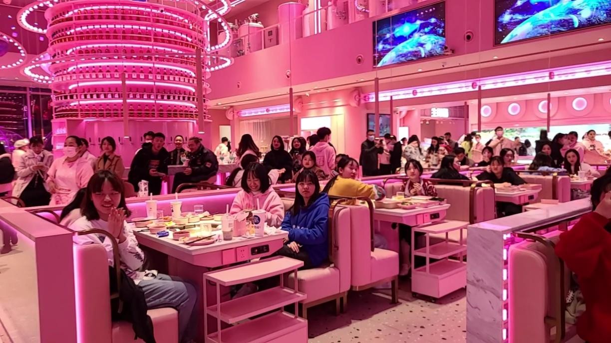 “粉色跨年+火锅跨界”：季季红探索“夜经济“的江西样本