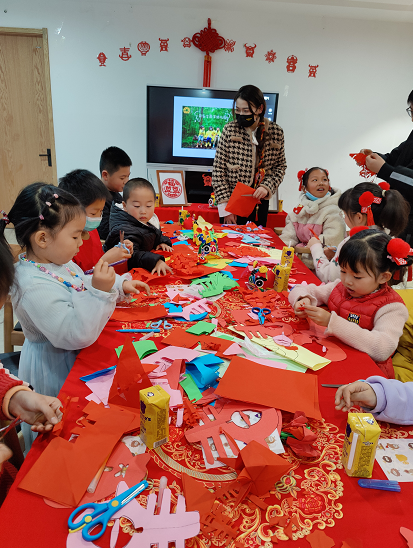 弘扬中国传统文化荷乐士开展儿童剪纸迎新春活动