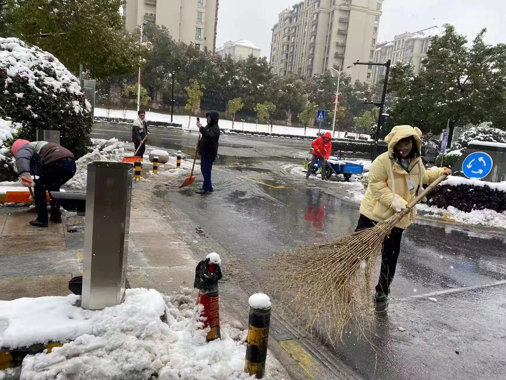 南京鏈家門店自發(fā)組織社區(qū)掃雪行動為居民“開道”