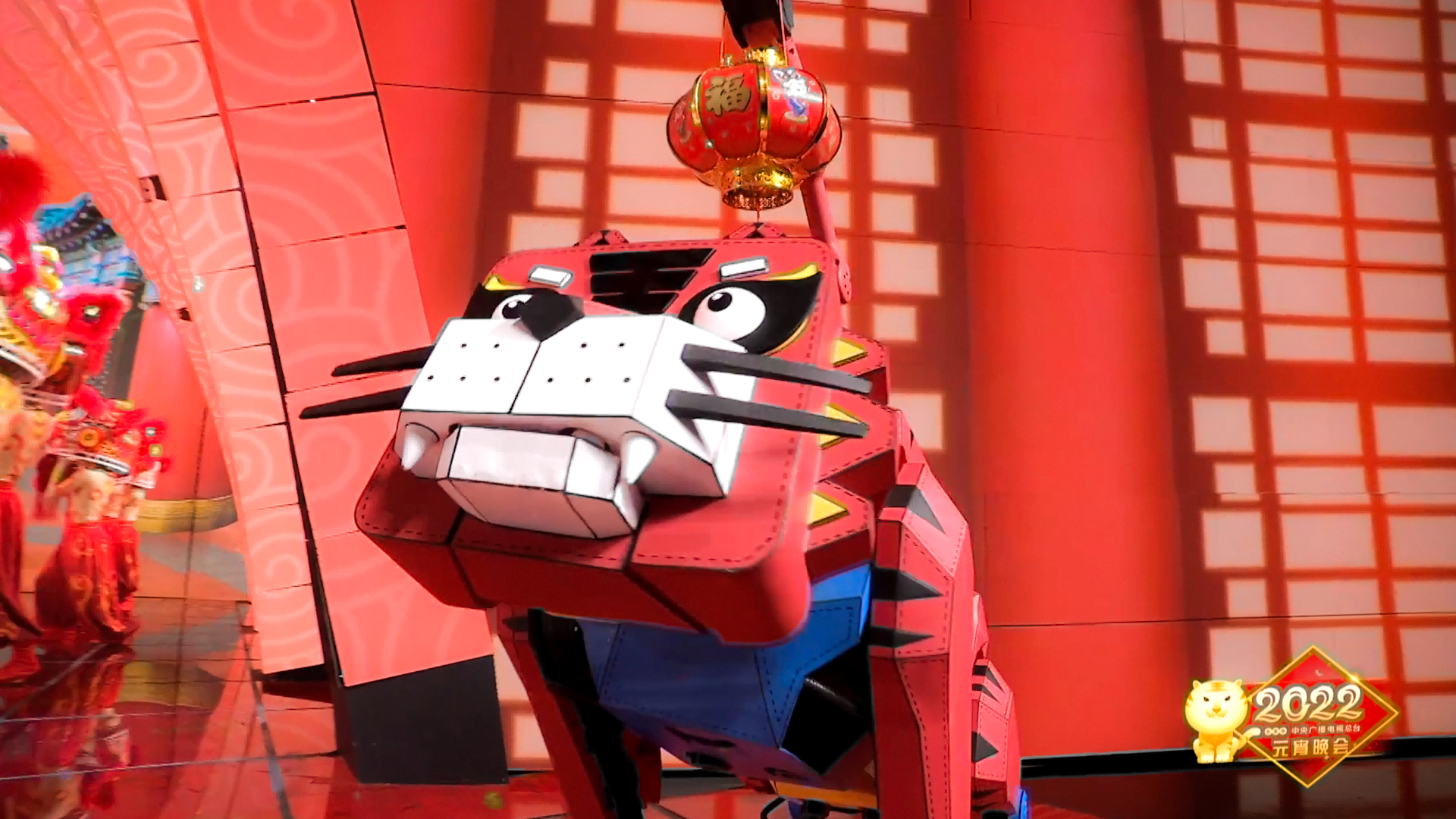 继牛年春晚和北京冬奥会开幕式后，宇树四足机器人又变身机器生威虎“泰哥”上央视元宵晚会送祝福！