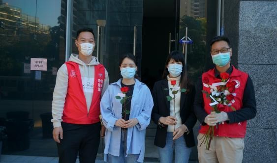 珍爱义工队为社区防控一线工作者送玫瑰送温暖