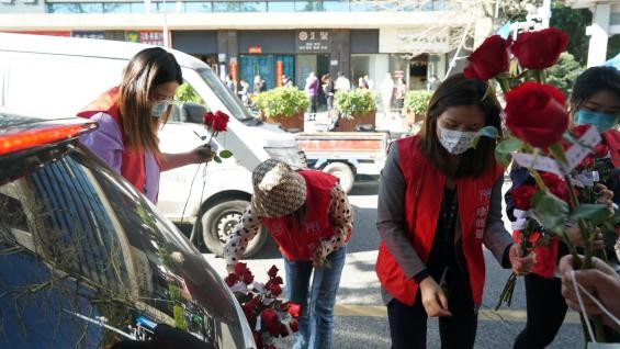 珍爱义工队为社区防控一线工作者送玫瑰送温暖