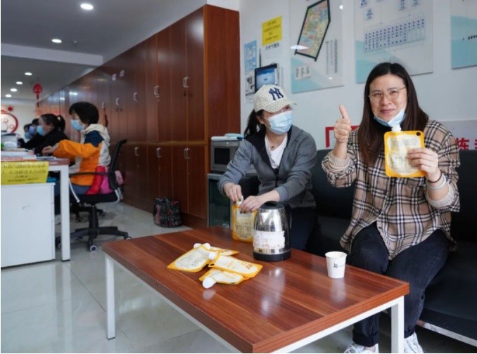 武汉跃莱为一线志愿者、医护人员送去爱心粥