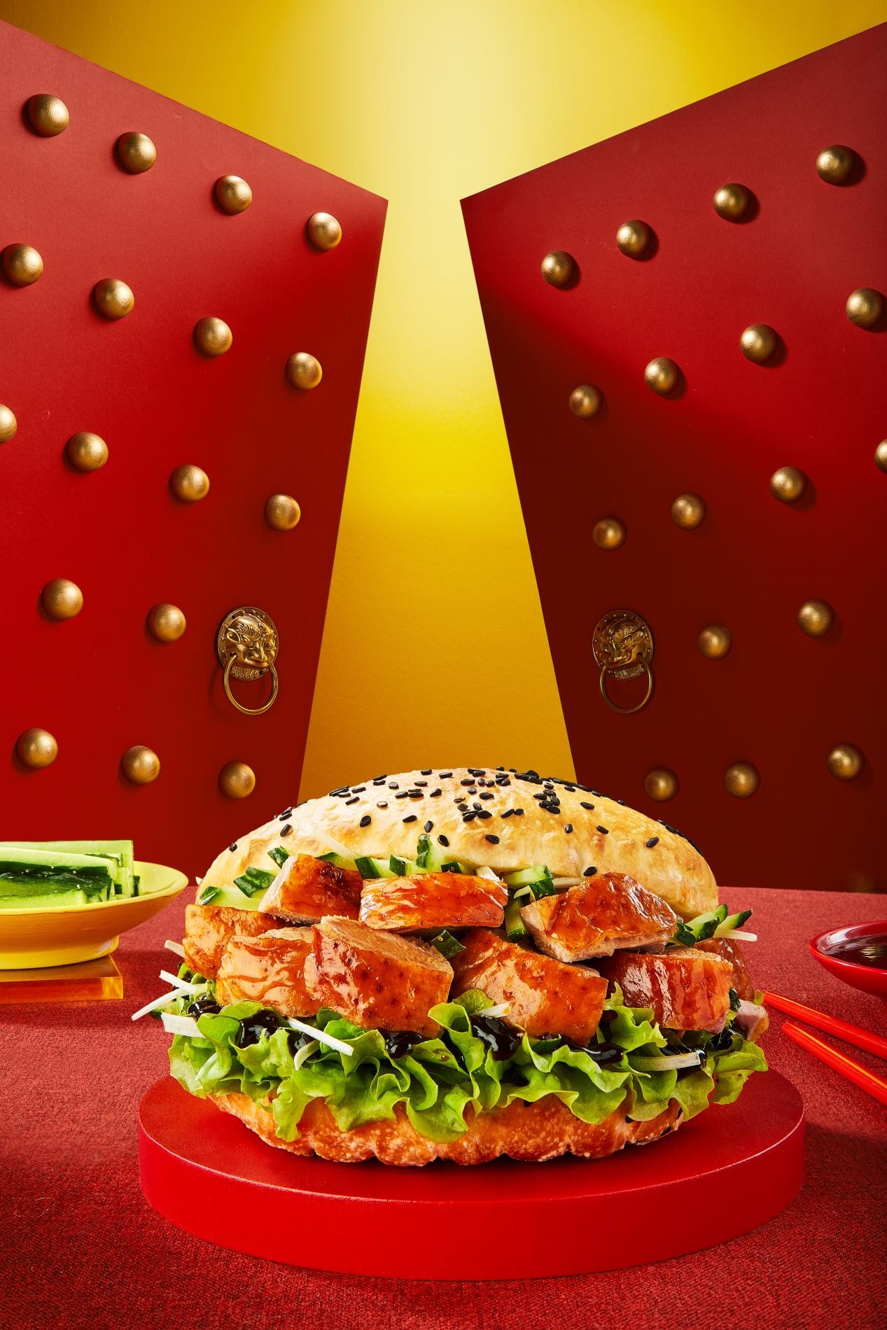 人气品牌汉堡新品上市，塔斯汀带你过过洋节