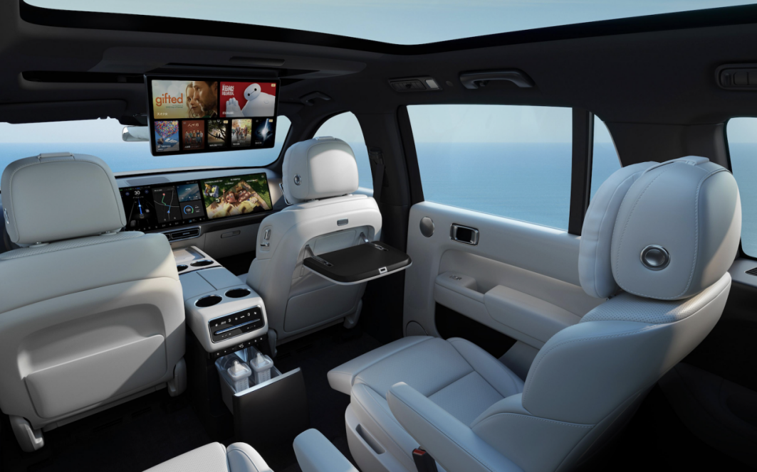 飞凡汽车Martin Kropp选择AMOLED柔性屏，赋予用户绝佳车机视觉体验