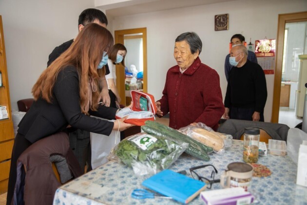 情系空巢独居老人雷允上健康养生疫情期间送温暖