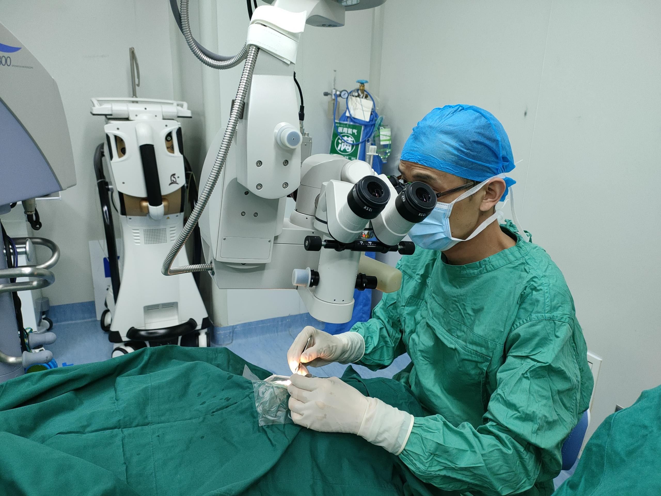 贵阳爱尔在同一天开展两台角膜移植手术