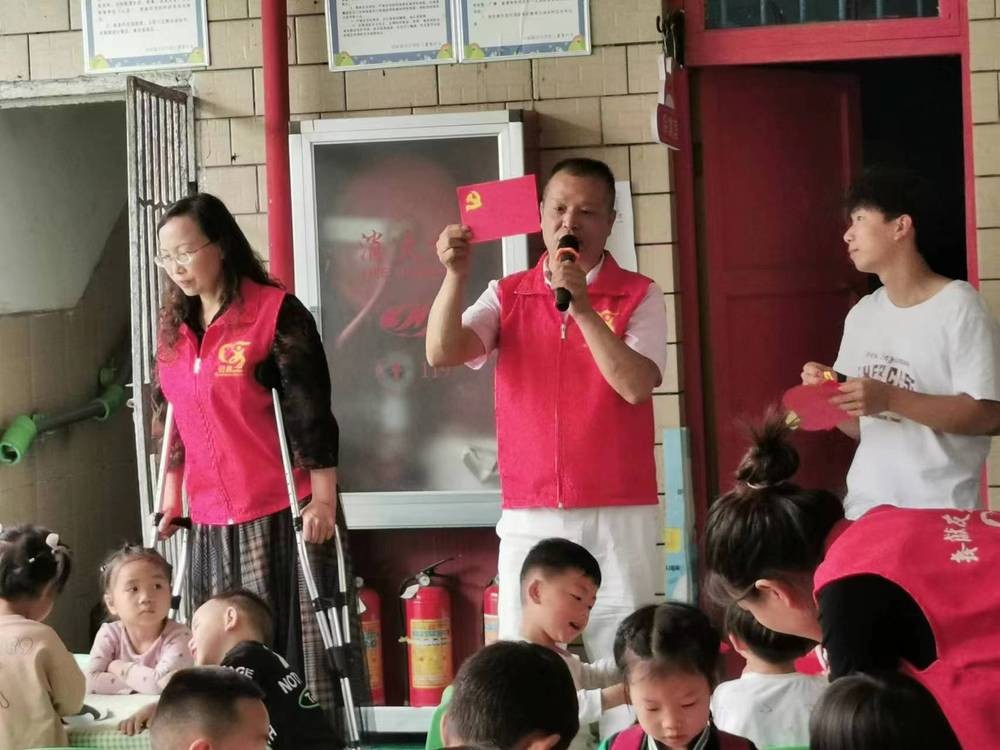 在霖星幼儿园，顾永琼（左1）、颜友安（中）为小朋友们带去剪纸艺术。.jpg