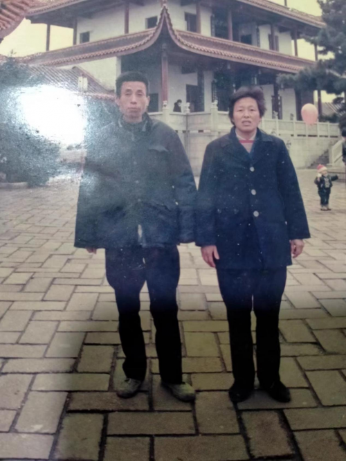 赵格莹：77岁妻子照顾78岁瘫痪疯癫丈夫42年被誉＂中国好妻子＂