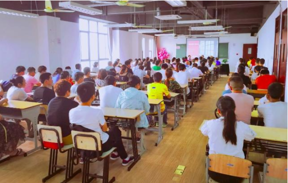 上海郊县学生读高考复读班为何偏爱市区高复班