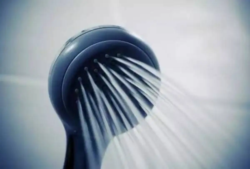 清水洗发能长头发？丝域养发教你正确的养发姿势！
