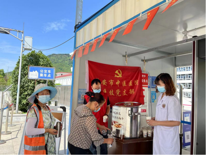 雅安市中医医院：发放暖心防疫“大锅汤”助力新冠肺炎疫情防控