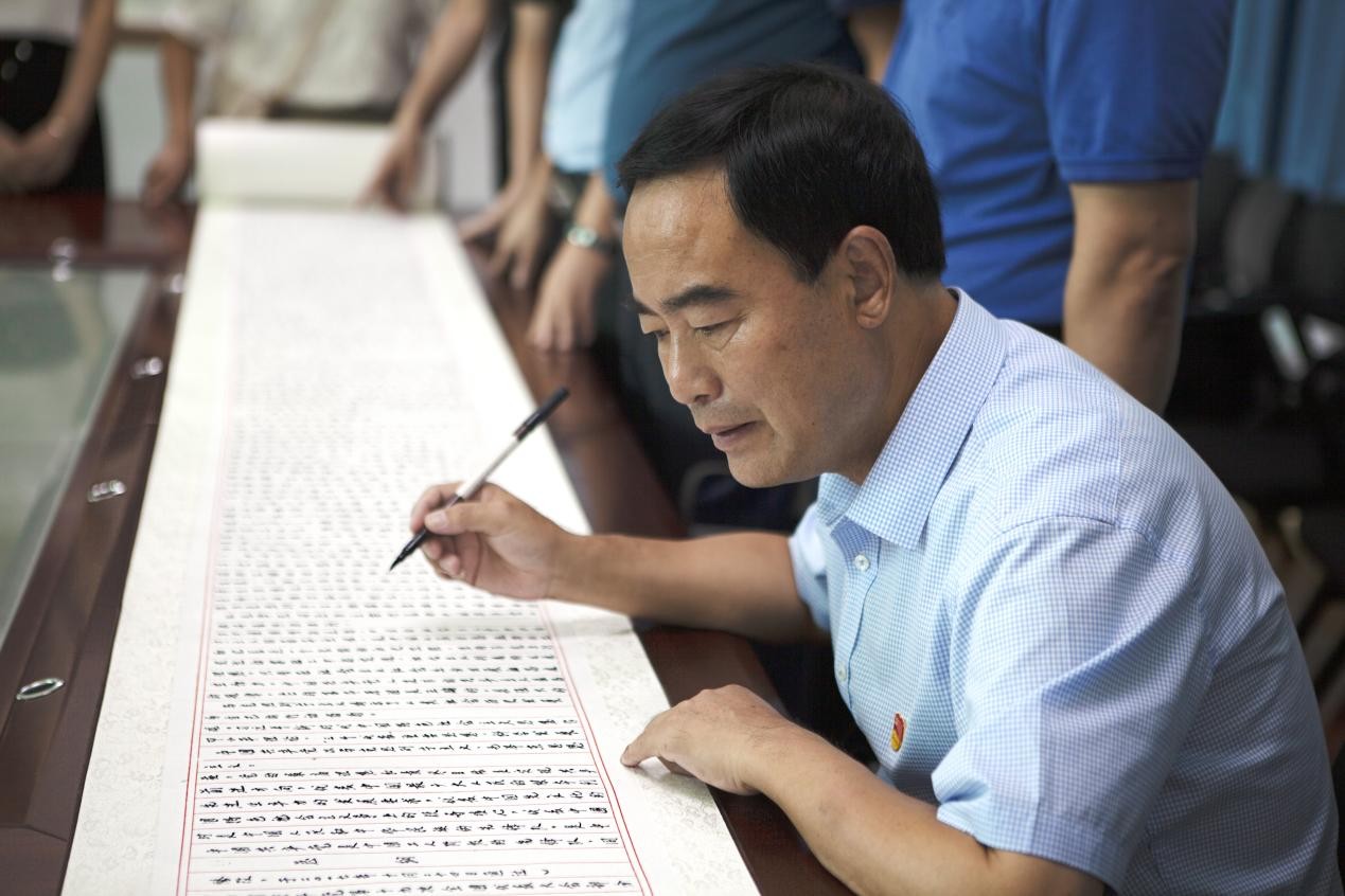 陕西安康党员手写50米《党章》长卷献礼党的二十大
