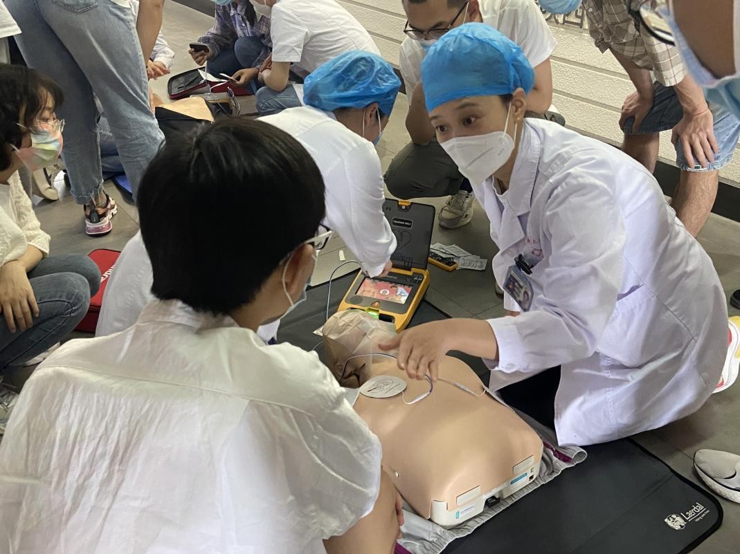 深圳某校惊险一幕：男子心脏骤停，被学校除颤仪救回一命！