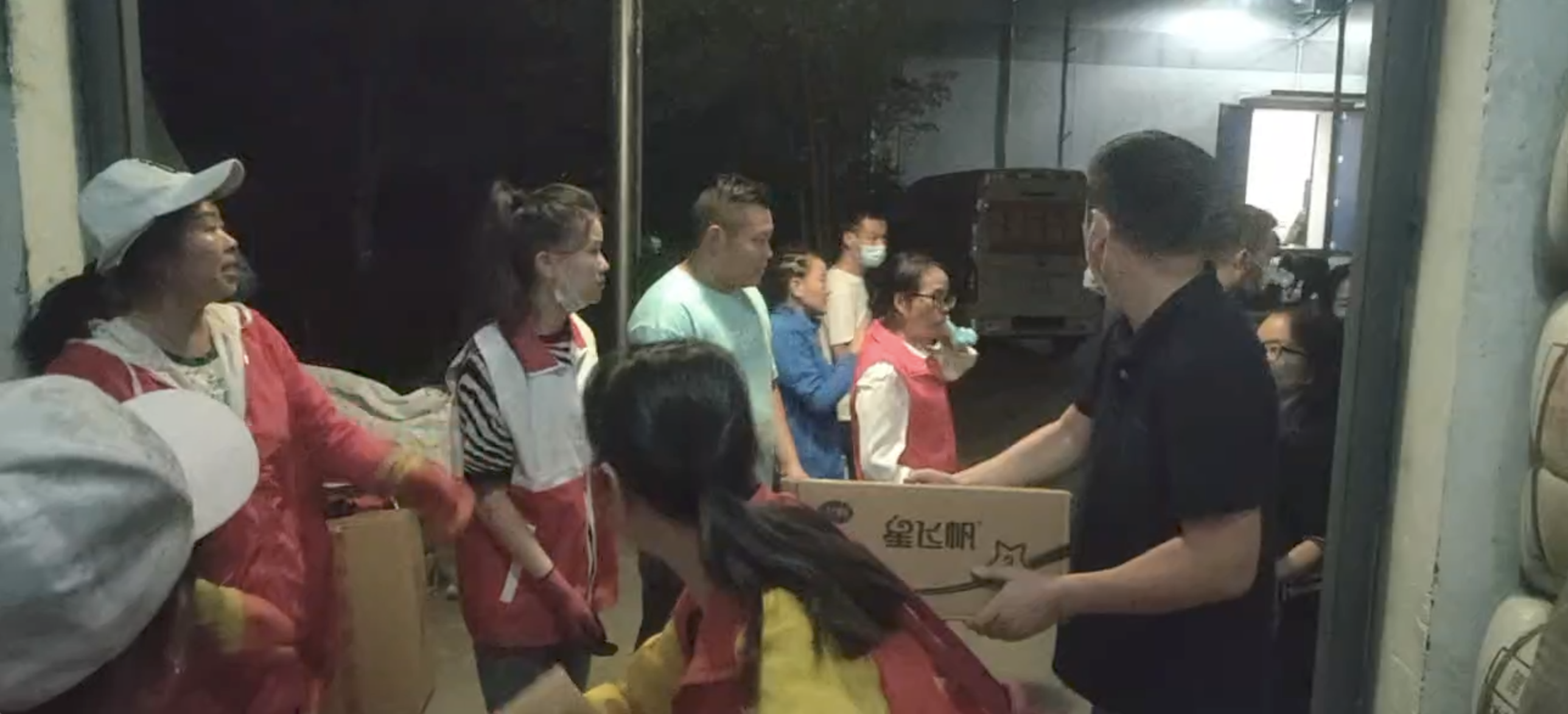 驰援四川地震灾区，中国飞鹤捐赠的百万物资首批运抵