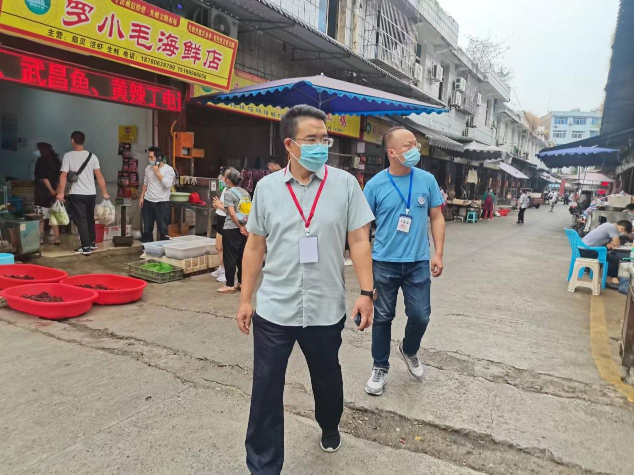 长宁县委统战部长督导检查疫情防控社会面管控工作