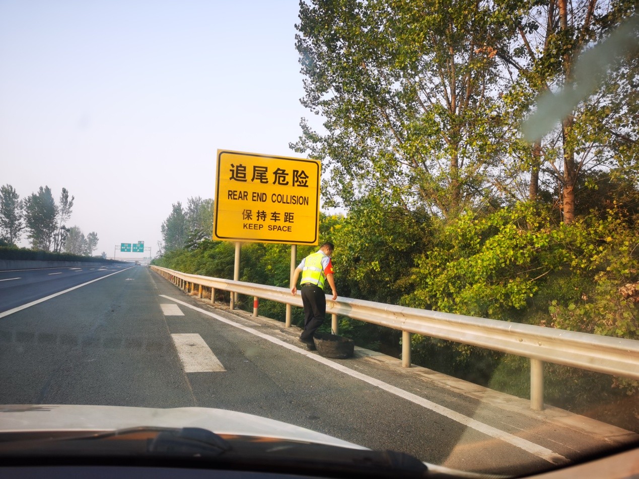河南南阳市高速交警一大队巡逻中及时清除路面安全隐患市民齐称赞