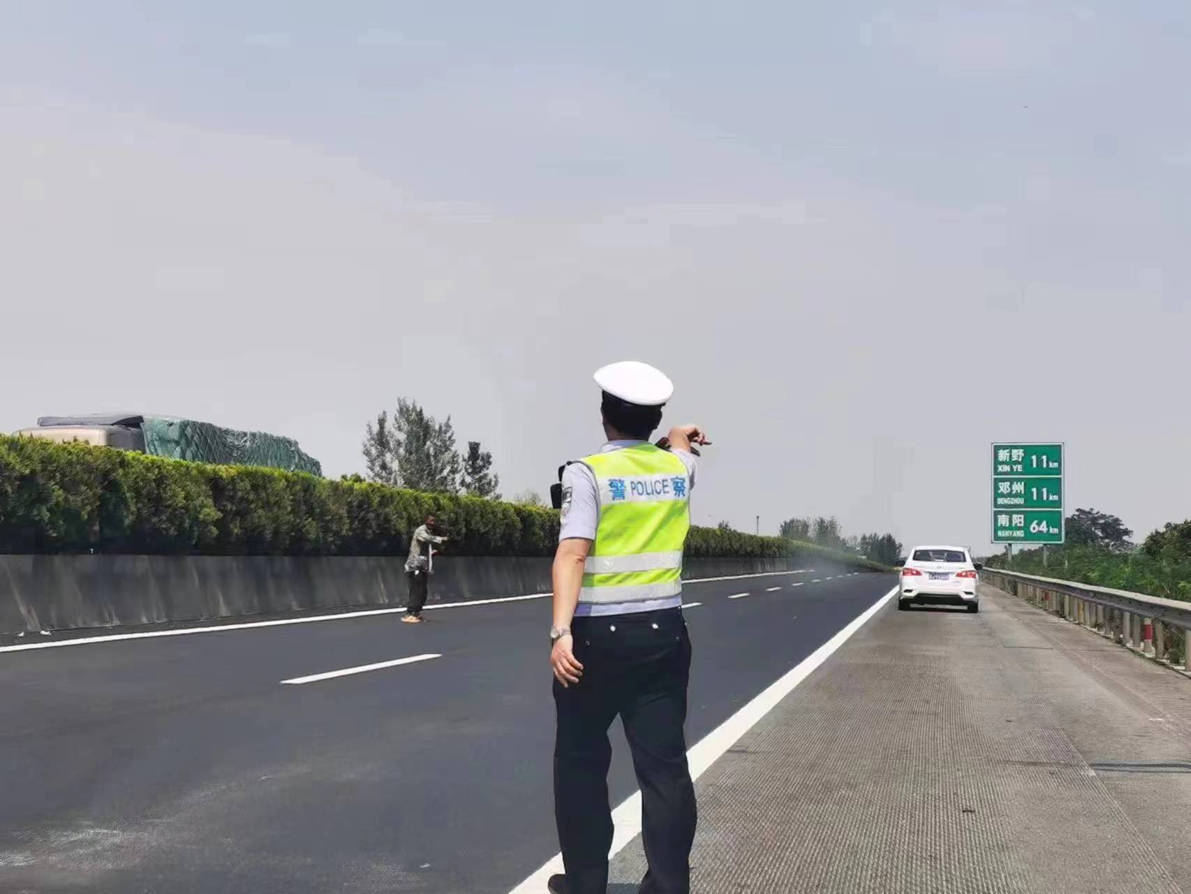河南南阳市高速交警一大队巡逻途中劝离高速行人
