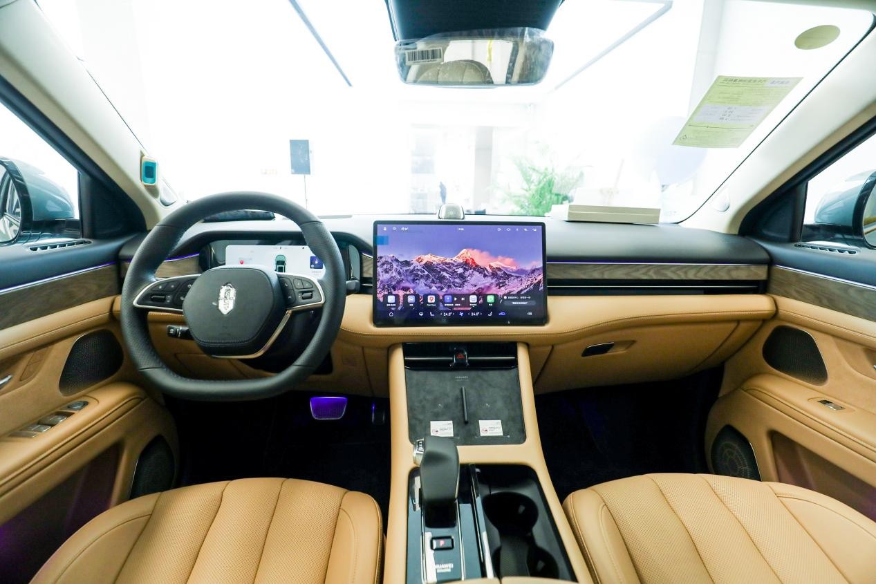 AITO问界M7在花城交付，打造豪华智慧用车体验