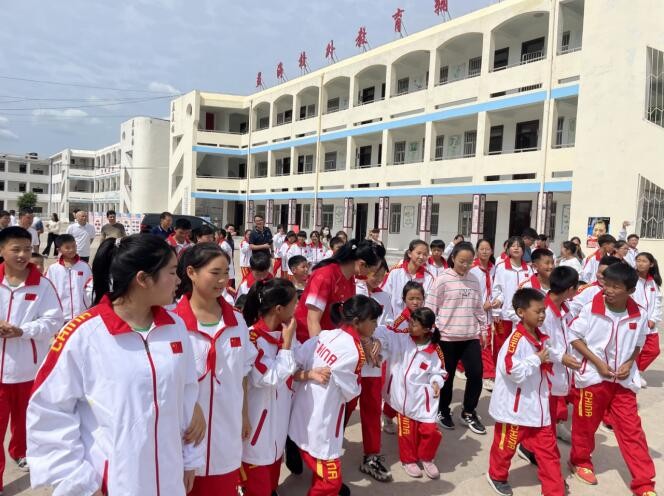 益海助学中心学童迎来快乐周末,奥运冠军张宁来上体育课!