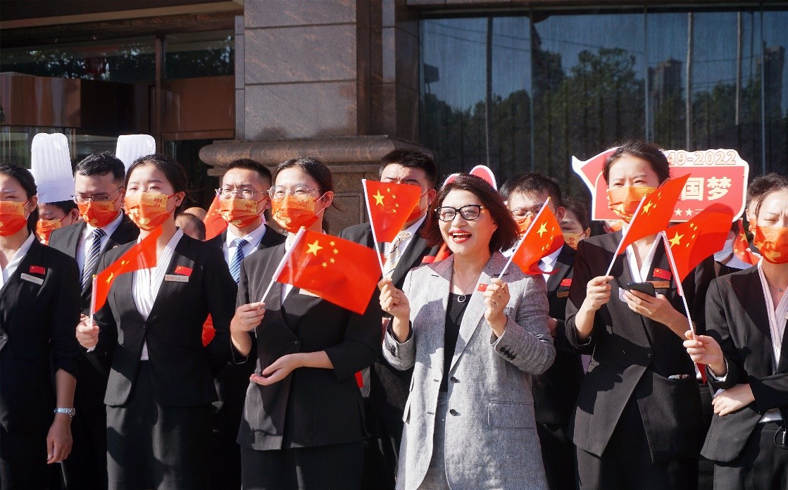 礼赞国庆节 浓浓爱国情！冰火楼举行升旗仪式庆祝祖国华诞