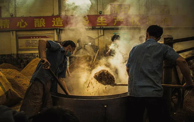 茅台镇“十大民间酒师”匠心汇聚，酿制祝公酱酒引爆市场