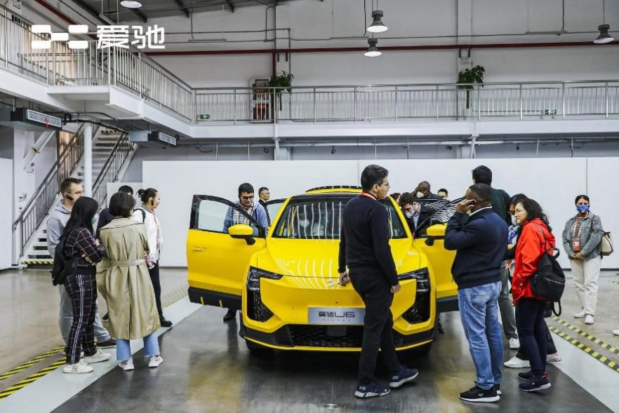 造车新势力出海一哥 海外记者团参观爱驰上海研发总部