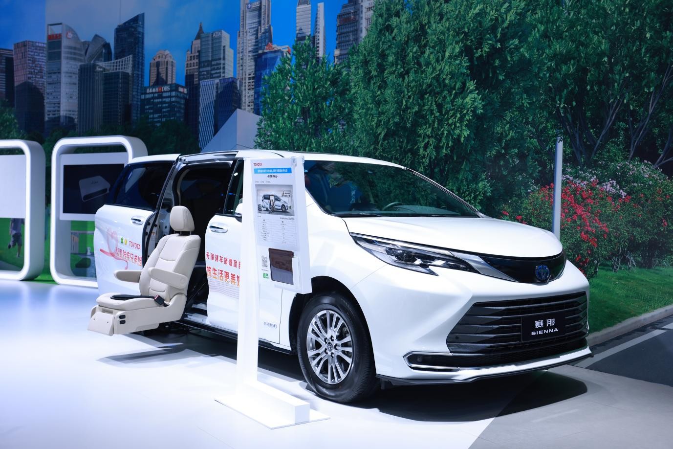 进博会参展新能源车占比近九成 世界汽车如何共赢未来？